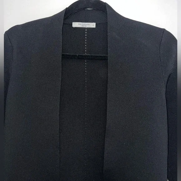 Sophisticated Black Blazer with Tailored Fit and Luxurious Fabric - Picture 2 of 9
